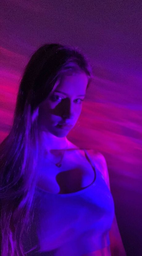 Mira Szalma exclusive star image