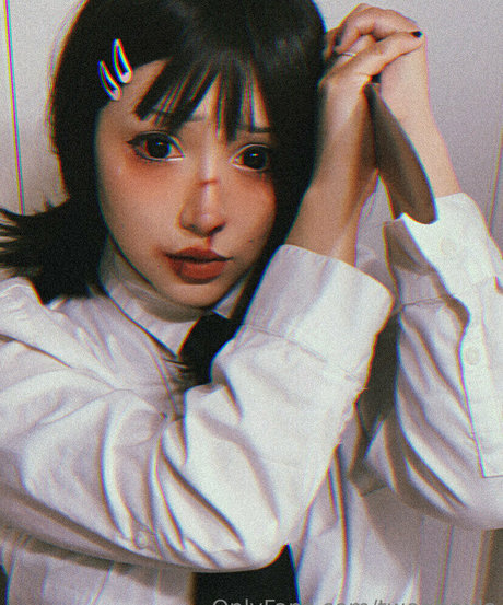 twoghouls pretty model img