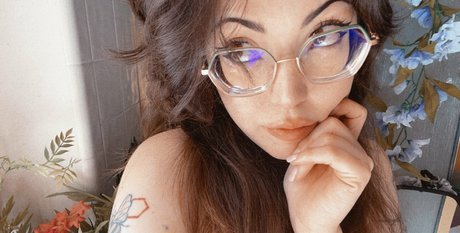 rueeruee hot actress image