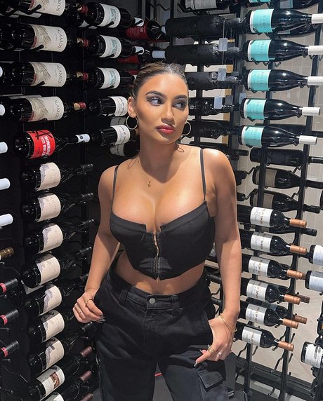 simmykk pornographic model images