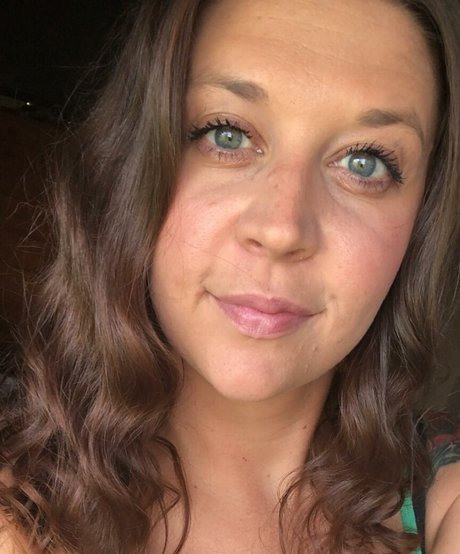 tallnerdywoman top model image