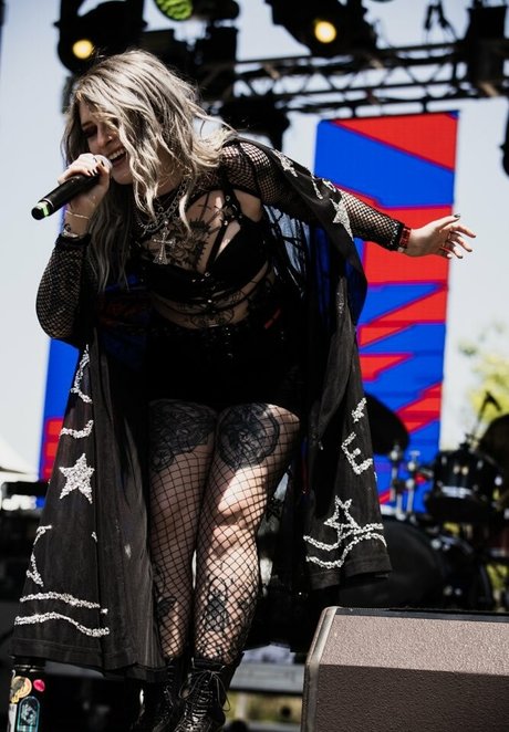 Mothica model pretty pictures