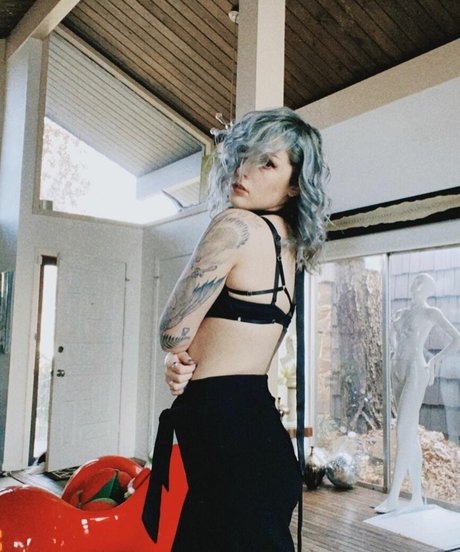 Mothica naked pornstar pic