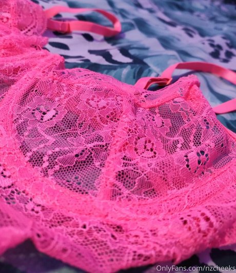 nzcheeks model erotic photos