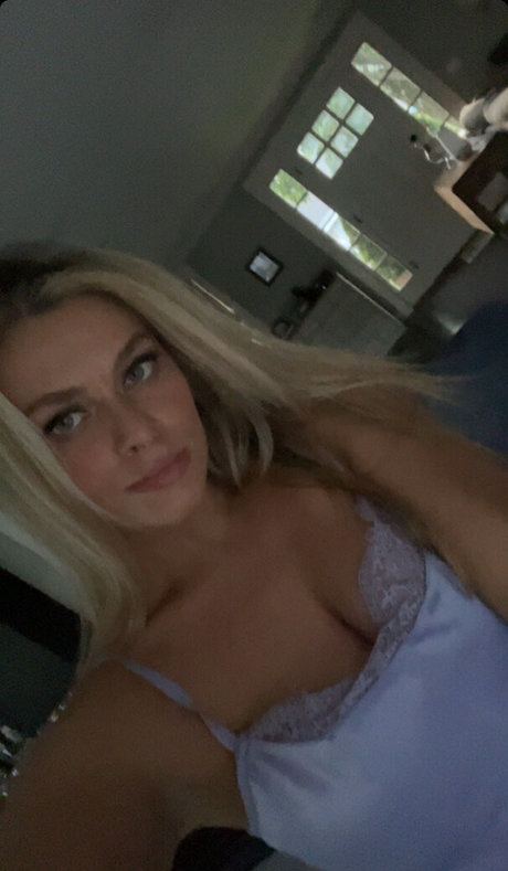 Sara Civian adult model img