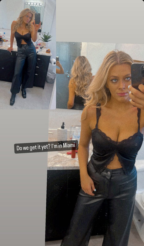 Sara Civian naked pornstar pic