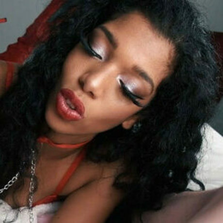 SimonCrow naked model image