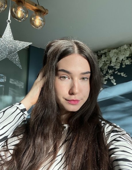 your elli hot actress image