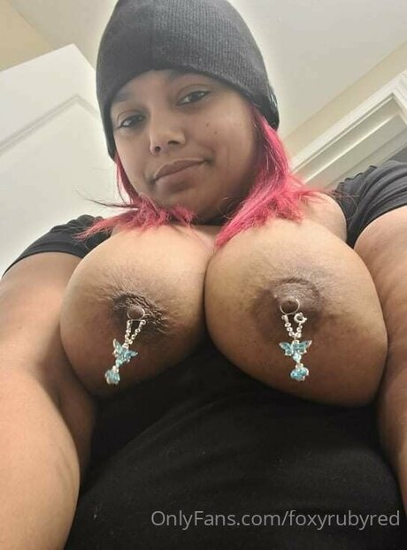 Foxyrubyred pornstar naked img