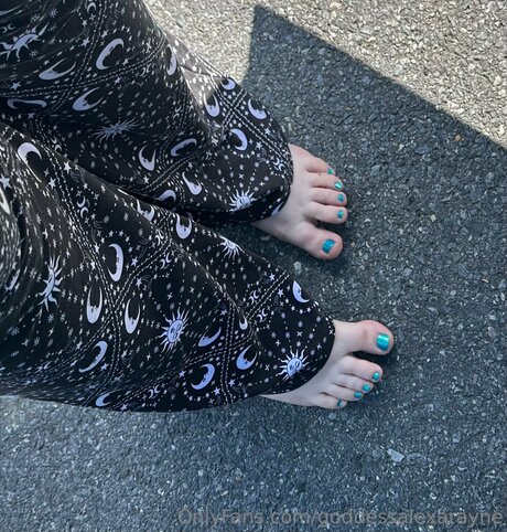 Goddessalexarayne sexy model image