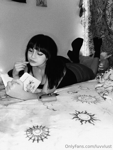 Januarymarii nude model image