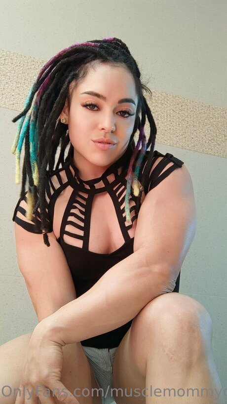 Queenmuscleavery top model pic