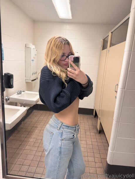 Divadoll1 model adult image