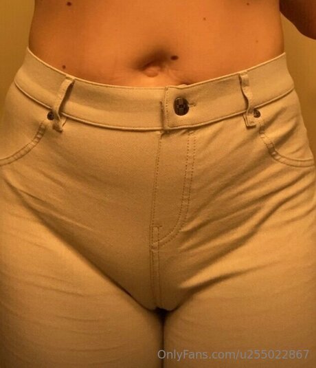 U255022867 naked model image