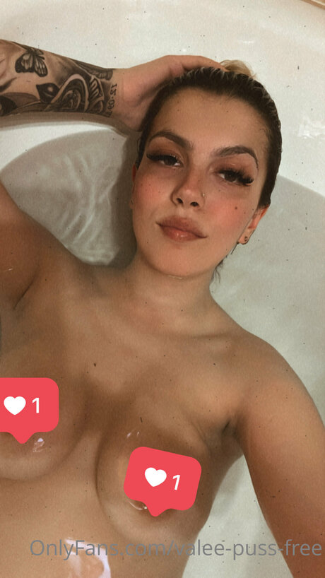 Valentinagoleafree sex model image