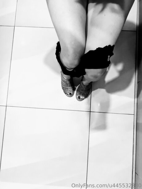 U445532880 model naked photos