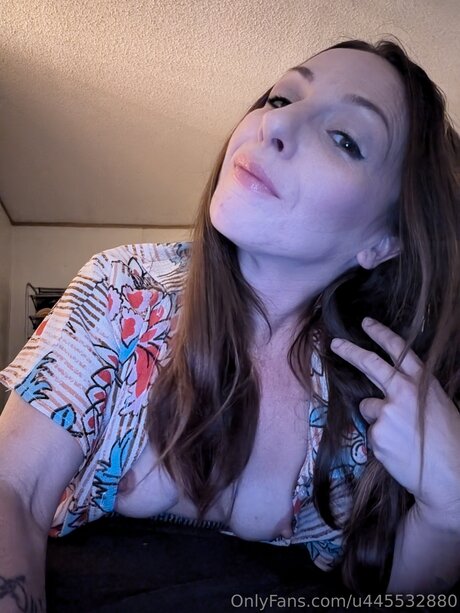 U445532880 model adult img