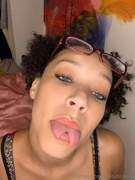 Delphiraexo hot model photo