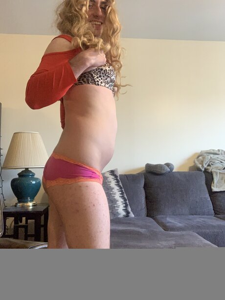 Sissycece adult model img