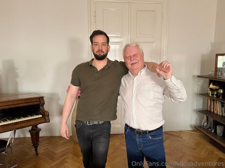 Vikisadventures nude model picture