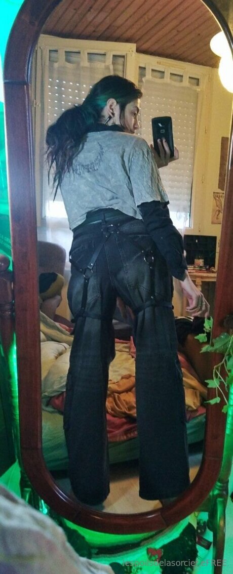 Poilsdesorcier Efree actress pic