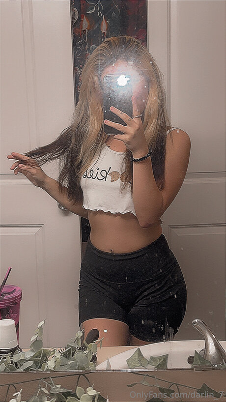 Darlin 7 model sexy pic