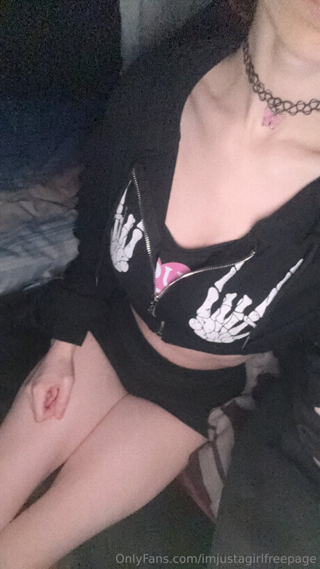 Imjustagirlfreepage model naked pic