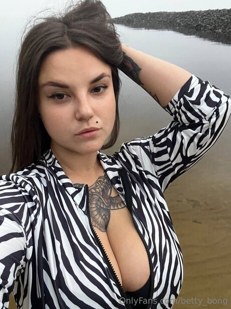 Betty Bong pornstar exclusive photos
