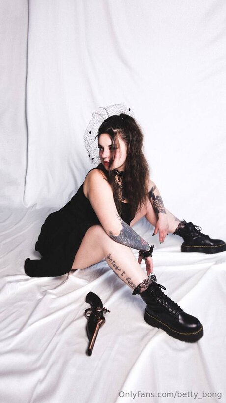 Betty Bong model porn pictures