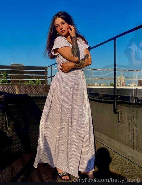 Betty Bong model beautiful pics