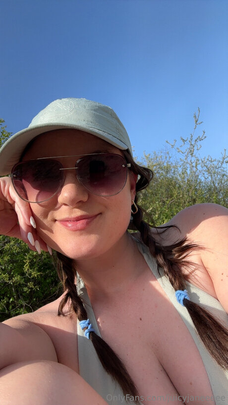 Juicyjaneeeee pornographic actress image