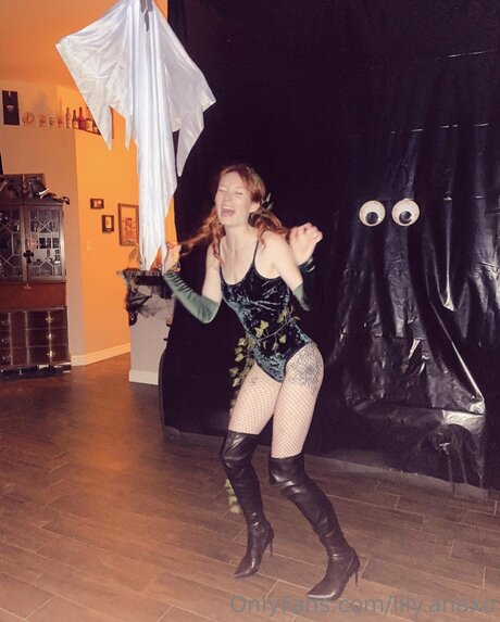 Lily Anaxo model art pic