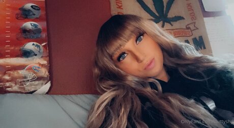 Sluttyshy model sexy photos