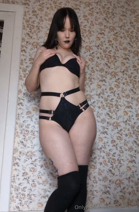 Laristochat beautiful model image