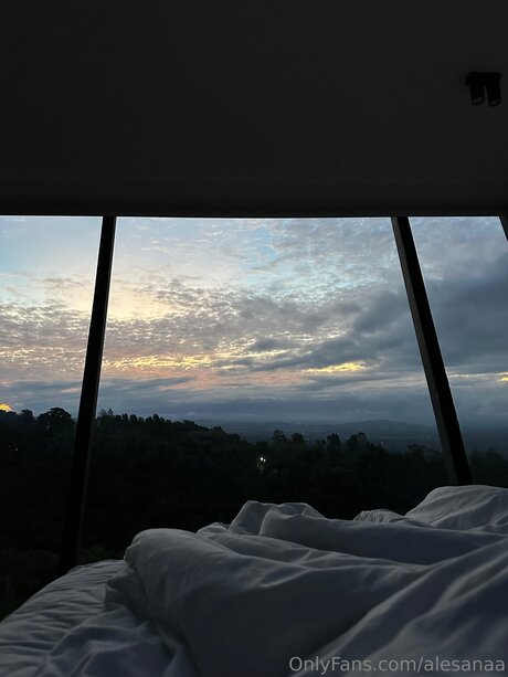 Alesanaa free model pic