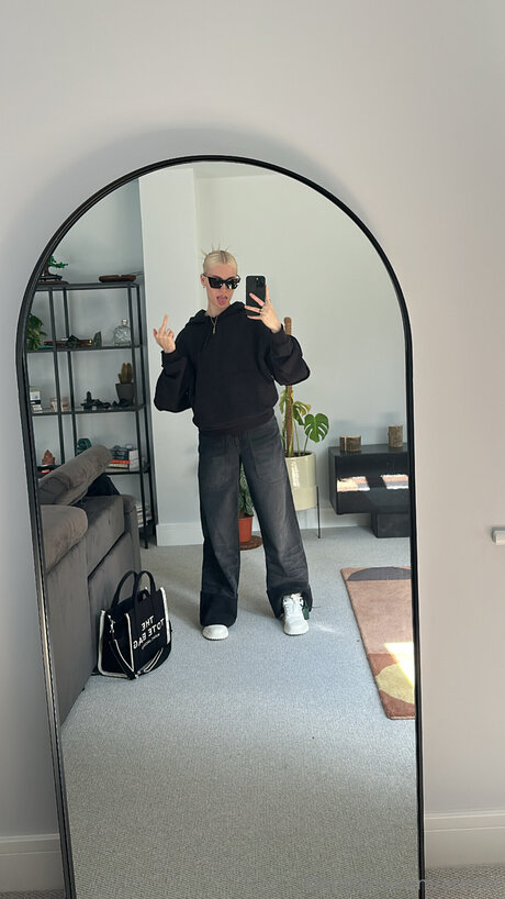 Arioftv model exclusive images