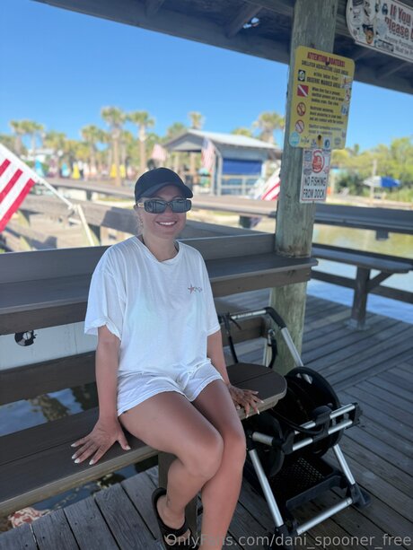 Dani Spooner Free hot actress image