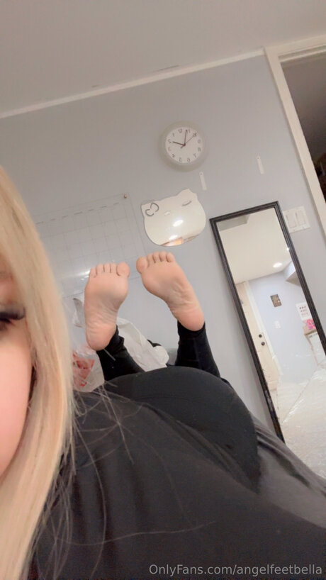 Angelfeetbella free pornstar photo