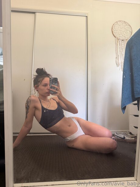 Avie Baby star nudes photo