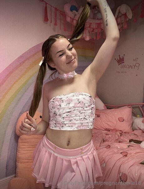 Pregnantbella18 art model gallery