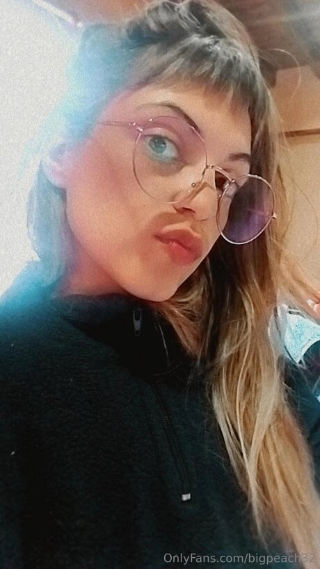 Bigpeach32 model naked gallery