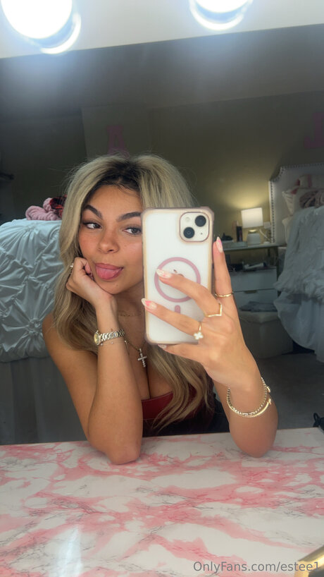 Estee1 model nice image