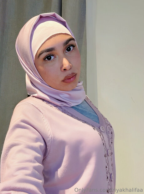 Riyakhalifaa star nice pictures