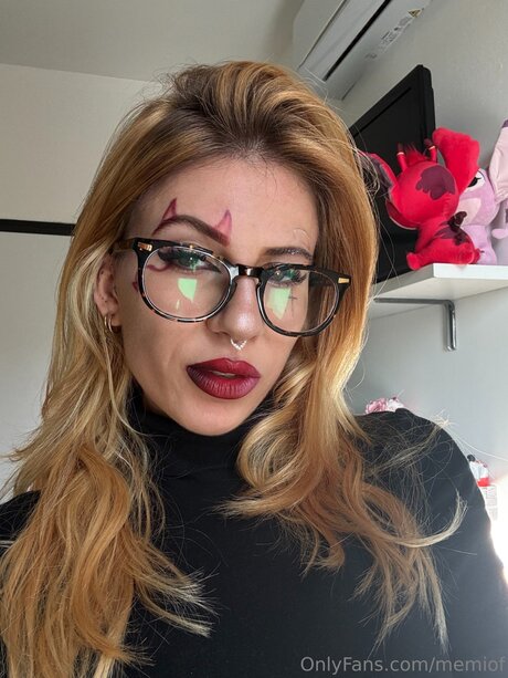 Memiof model hot pics