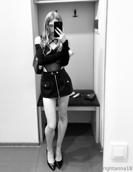 Brightanna18 top model picture