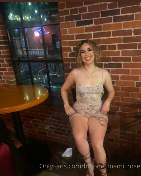 Blonde Mami Rose pornstar nice photos