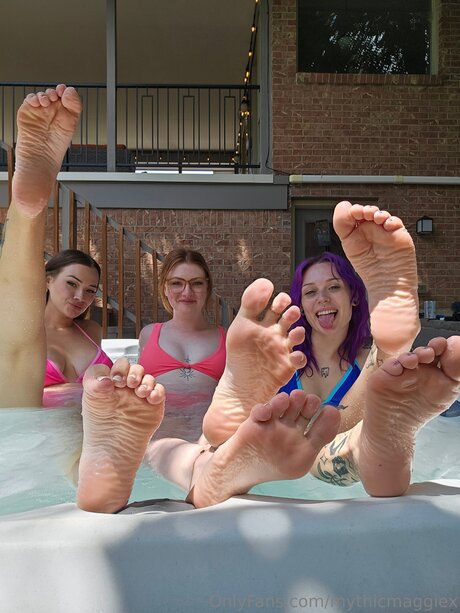 Mythicmaggiex nude model pic