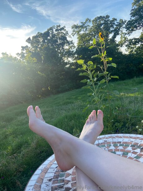 Kneelyb4me adult model photo