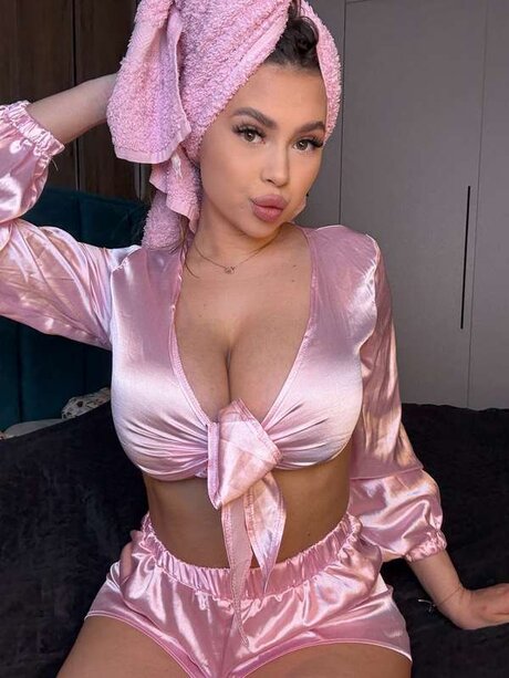 Ariannanoir naked model image