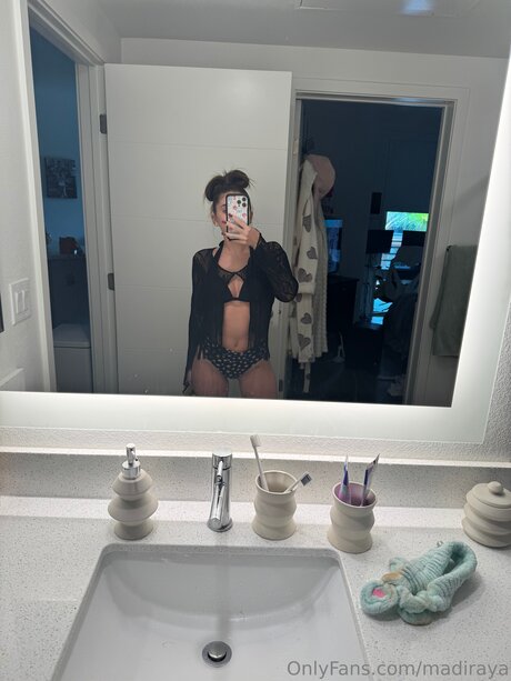 Laylarayaa naked pornstar picture